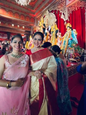 Tanishaa Mukerji Instagram - Nobomi Celebration with family and friends. #DurgaPujoDiaries 
Joy Maa ❤️
.
.
📸: @bun_maaska_ 
🥻: @threads_and_blocks 
🧣: @parikshaat 
💎: @gehnajewellers1 
💇‍♀️: @zubeda_hairstylist 
.
.
@northbombaydurgapuja
#pujovibes #duggadugga #durgapuja #tanishaamukerji