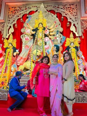 Tanishaa Mukerji Instagram - Nobomi Celebration with family and friends. #DurgaPujoDiaries 
Joy Maa ❤️
.
.
📸: @bun_maaska_ 
🥻: @threads_and_blocks 
🧣: @parikshaat 
💎: @gehnajewellers1 
💇‍♀️: @zubeda_hairstylist 
.
.
@northbombaydurgapuja
#pujovibes #duggadugga #durgapuja #tanishaamukerji