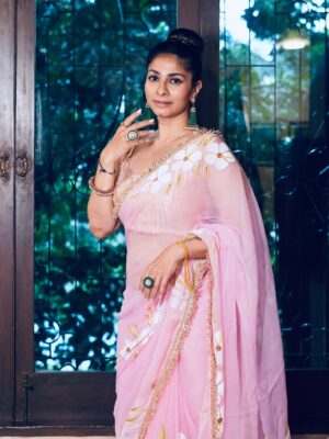 Tanishaa Mukerji Instagram - Nobomi Celebration with family and friends. #DurgaPujoDiaries 
Joy Maa ❤️
.
.
📸: @bun_maaska_ 
🥻: @threads_and_blocks 
🧣: @parikshaat 
💎: @gehnajewellers1 
💇‍♀️: @zubeda_hairstylist 
.
.
@northbombaydurgapuja
#pujovibes #duggadugga #durgapuja #tanishaamukerji