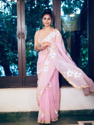 Tanishaa Mukerji Instagram - Nobomi Celebration with family and friends. #DurgaPujoDiaries 
Joy Maa ❤️
.
.
📸: @bun_maaska_ 
🥻: @threads_and_blocks 
🧣: @parikshaat 
💎: @gehnajewellers1 
💇‍♀️: @zubeda_hairstylist 
.
.
@northbombaydurgapuja
#pujovibes #duggadugga #durgapuja #tanishaamukerji