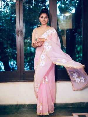Tanishaa Mukerji Instagram - Nobomi Celebration with family and friends. #DurgaPujoDiaries 
Joy Maa ❤️
.
.
📸: @bun_maaska_ 
🥻: @threads_and_blocks 
🧣: @parikshaat 
💎: @gehnajewellers1 
💇‍♀️: @zubeda_hairstylist 
.
.
@northbombaydurgapuja
#pujovibes #duggadugga #durgapuja #tanishaamukerji