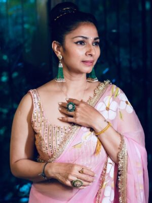 Tanishaa Mukerji Instagram - Nobomi Celebration with family and friends. #DurgaPujoDiaries 
Joy Maa ❤️
.
.
📸: @bun_maaska_ 
🥻: @threads_and_blocks 
🧣: @parikshaat 
💎: @gehnajewellers1 
💇‍♀️: @zubeda_hairstylist 
.
.
@northbombaydurgapuja
#pujovibes #duggadugga #durgapuja #tanishaamukerji