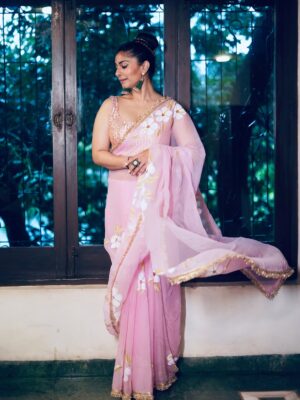 Tanishaa Mukerji Instagram - Nobomi Celebration with family and friends. #DurgaPujoDiaries 
Joy Maa ❤️
.
.
📸: @bun_maaska_ 
🥻: @threads_and_blocks 
🧣: @parikshaat 
💎: @gehnajewellers1 
💇‍♀️: @zubeda_hairstylist 
.
.
@northbombaydurgapuja
#pujovibes #duggadugga #durgapuja #tanishaamukerji