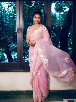 Tanishaa Mukerji Instagram - Nobomi Celebration with family and friends. #DurgaPujoDiaries 
Joy Maa ❤️
.
.
📸: @bun_maaska_ 
🥻: @threads_and_blocks 
🧣: @parikshaat 
💎: @gehnajewellers1 
💇‍♀️: @zubeda_hairstylist 
.
.
@northbombaydurgapuja
#pujovibes #duggadugga #durgapuja #tanishaamukerji