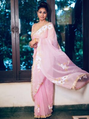 Tanishaa Mukerji Instagram - Nobomi Celebration with family and friends. #DurgaPujoDiaries 
Joy Maa ❤️
.
.
📸: @bun_maaska_ 
🥻: @threads_and_blocks 
🧣: @parikshaat 
💎: @gehnajewellers1 
💇‍♀️: @zubeda_hairstylist 
.
.
@northbombaydurgapuja
#pujovibes #duggadugga #durgapuja #tanishaamukerji