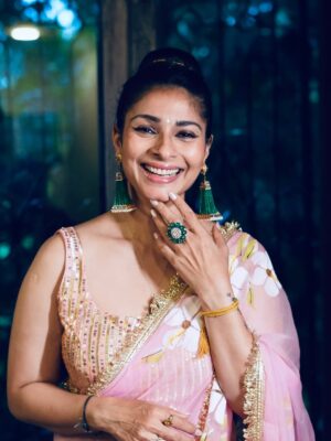 Tanishaa Mukerji Instagram - Nobomi Celebration with family and friends. #DurgaPujoDiaries 
Joy Maa ❤️
.
.
📸: @bun_maaska_ 
🥻: @threads_and_blocks 
🧣: @parikshaat 
💎: @gehnajewellers1 
💇‍♀️: @zubeda_hairstylist 
.
.
@northbombaydurgapuja
#pujovibes #duggadugga #durgapuja #tanishaamukerji