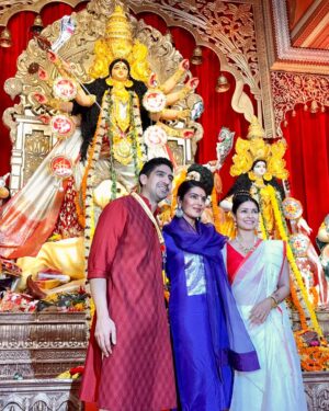 Tanishaa Mukerji Instagram - Some snippets from the Asthami celebrations!! #DurgaPuja2025 ❤️
.
.
🎵: @regobofficial @rema.lahiri.bansal 
📸: @bun_maaska_ 
💎: @gehnajewellers1 
💇‍♀️: @zubeda_hairstylist 
.
.
@northbombaydurgapuja
#pujovibes #duggadugga #durgapuja #tanishaamukerji
