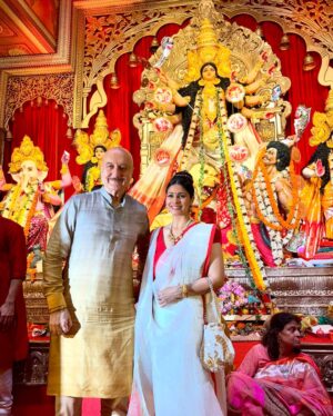 Tanishaa Mukerji Instagram - Some snippets from the Asthami celebrations!! #DurgaPuja2025 ❤️
.
.
🎵: @regobofficial @rema.lahiri.bansal 
📸: @bun_maaska_ 
💎: @gehnajewellers1 
💇‍♀️: @zubeda_hairstylist 
.
.
@northbombaydurgapuja
#pujovibes #duggadugga #durgapuja #tanishaamukerji