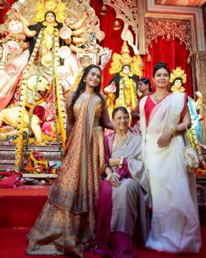 Tanishaa Mukerji Instagram - Some snippets from the Asthami celebrations!! #DurgaPuja2025 ❤️
.
.
🎵: @regobofficial @rema.lahiri.bansal 
📸: @bun_maaska_ 
💎: @gehnajewellers1 
💇‍♀️: @zubeda_hairstylist 
.
.
@northbombaydurgapuja
#pujovibes #duggadugga #durgapuja #tanishaamukerji