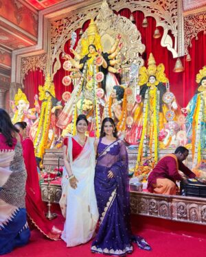 Tanishaa Mukerji Instagram - Some snippets from the Asthami celebrations!! #DurgaPuja2025 ❤️
.
.
🎵: @regobofficial @rema.lahiri.bansal 
📸: @bun_maaska_ 
💎: @gehnajewellers1 
💇‍♀️: @zubeda_hairstylist 
.
.
@northbombaydurgapuja
#pujovibes #duggadugga #durgapuja #tanishaamukerji