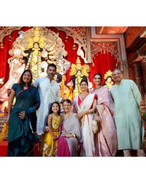 Tanishaa Mukerji Instagram - Some snippets from the Asthami celebrations!! #DurgaPuja2025 ❤️
.
.
🎵: @regobofficial @rema.lahiri.bansal 
📸: @bun_maaska_ 
💎: @gehnajewellers1 
💇‍♀️: @zubeda_hairstylist 
.
.
@northbombaydurgapuja
#pujovibes #duggadugga #durgapuja #tanishaamukerji