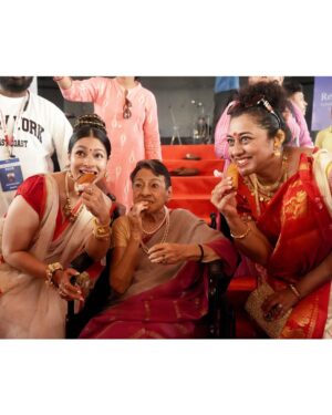 Tanishaa Mukerji Instagram - Some snippets from the Asthami celebrations!! #DurgaPuja2025 ❤️
.
.
🎵: @regobofficial @rema.lahiri.bansal 
📸: @bun_maaska_ 
💎: @gehnajewellers1 
💇‍♀️: @zubeda_hairstylist 
.
.
@northbombaydurgapuja
#pujovibes #duggadugga #durgapuja #tanishaamukerji
