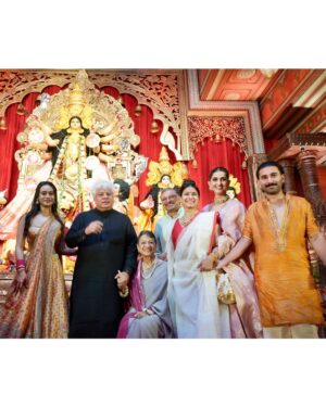 Tanishaa Mukerji Instagram - Some snippets from the Asthami celebrations!! #DurgaPuja2025 ❤️
.
.
🎵: @regobofficial @rema.lahiri.bansal 
📸: @bun_maaska_ 
💎: @gehnajewellers1 
💇‍♀️: @zubeda_hairstylist 
.
.
@northbombaydurgapuja
#pujovibes #duggadugga #durgapuja #tanishaamukerji