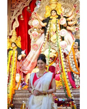 Tanishaa Mukerji Instagram - Some snippets from the Asthami celebrations!! #DurgaPuja2025 ❤️
.
.
🎵: @regobofficial @rema.lahiri.bansal 
📸: @bun_maaska_ 
💎: @gehnajewellers1 
💇‍♀️: @zubeda_hairstylist 
.
.
@northbombaydurgapuja
#pujovibes #duggadugga #durgapuja #tanishaamukerji