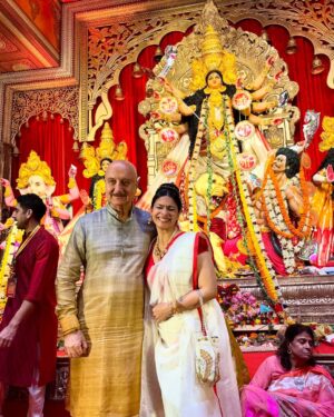 Tanishaa Mukerji Instagram - Some snippets from the Asthami celebrations!! #DurgaPuja2025 ❤️
.
.
🎵: @regobofficial @rema.lahiri.bansal 
📸: @bun_maaska_ 
💎: @gehnajewellers1 
💇‍♀️: @zubeda_hairstylist 
.
.
@northbombaydurgapuja
#pujovibes #duggadugga #durgapuja #tanishaamukerji