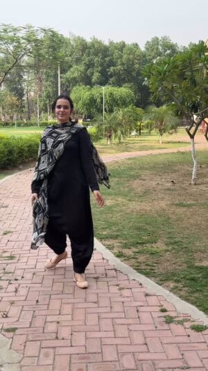 Tanishka Kuhad Instagram - Rang gora 5’8 foot di🫣🖤 @tanishkakuhad
.
.
.
.
.
#tanishkakuhad❤️ #bholenath🔱🕉️📿🙏❤️