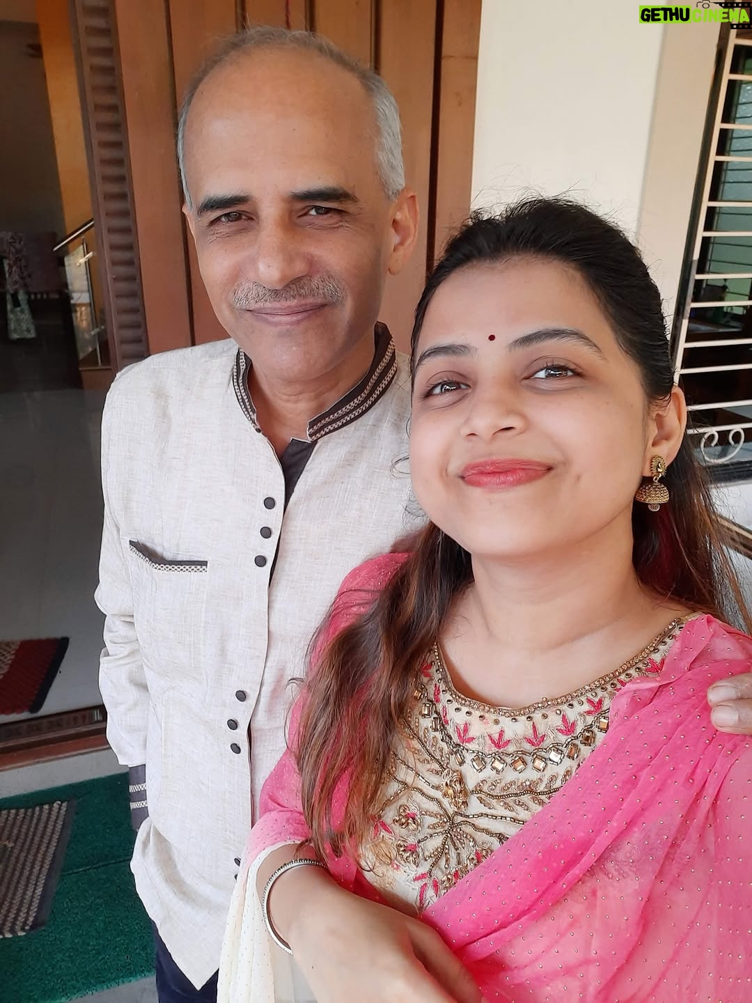 Tanvi Mundle - 12.1K Likes - आज ४ वर्ष झाली. तु नसण्याचं दुःख अजूनही कमीच होत नाहीये. अजूनही वाटतं नेहमीसारखा रात्री तुझा फोन येईल. तु स्वप्नात येतोस तेव्हा वाटतं हे स्वप्न संपूच नये. किती काय काय सांगायचं आहे तुला. ये ना परत. I Love You Abu🤗❤️🙏🏻