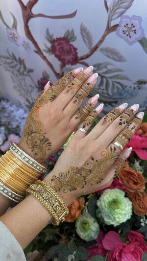 Tanvir Gill Instagram - pick your favourite 💞 always the last one ready 🙃

#indianoutfit #weddingoutfits