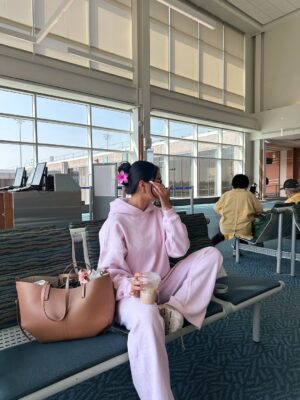 Tanvir Gill Instagram - consider this my out of office message ✌️

#airportoutfit #airportaesthetic #sweatsuit #travel