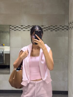 Tanvir Gill Instagram - consider this my out of office message ✌️

#airportoutfit #airportaesthetic #sweatsuit #travel