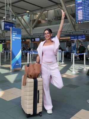 Tanvir Gill Instagram - consider this my out of office message ✌️

#airportoutfit #airportaesthetic #sweatsuit #travel