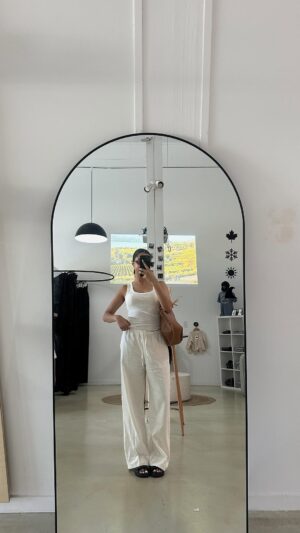 Tanvir Gill Instagram - a desi girl in a videshi world 🎬

Grew up watching Bollywood movies in the 90’s. Stood infront of the TV for hours copying all the dance moves & pretending like I was Karishma Kapoor. Bollywood roots will never leave me. Have no shame in dancing on the streets like they did in the 90’s!!

#bollywood #summeroutfitideas #summeroutfits #