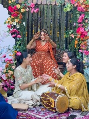 Tanvir Gill Instagram - desi girl in a videshi world ✨

Such a wholesome week filled with so much laughter, nach gana, late nights, tears, love & mirch masala 🌶️. Congratulations to my beautiful friend 💕

How lucky are we to be part of such a beautiful culture. The food, the outfits, the people, the grand gestures. I wouldn’t have it any other way . Please god make me desi every janam 🥺. 

#indianweddingbuzz #weddingdump #indianoutfit #southasianwomen