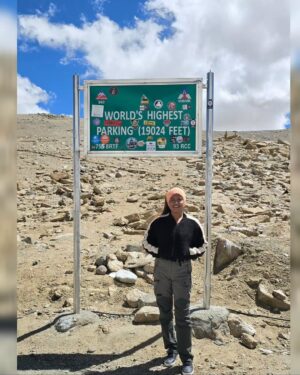 Tanya Jaiswal Instagram - At an elevation of 19,024 feet - 5799m #umlingLapass The world's highest motorable road....Marking off the another bucket list thing ✌️✌️#himalayanrange #ladakh