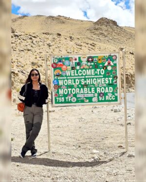 Tanya Jaiswal Instagram - At an elevation of 19,024 feet - 5799m #umlingLapass The world's highest motorable road....Marking off the another bucket list thing ✌️✌️#himalayanrange #ladakh