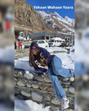 Tanya Jaiswal Instagram - One of my dreamy places… 🌄 Sunshine paints the sky. Pretty happy with these views. Travel more, see more. This place is beautiful… All is well and better. Love this dreamy place. #chitkul #travel #nature