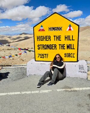 Tanya Jaiswal Instagram - At an elevation of 19,024 feet - 5799m #umlingLapass The world's highest motorable road....Marking off the another bucket list thing ✌️✌️#himalayanrange #ladakh