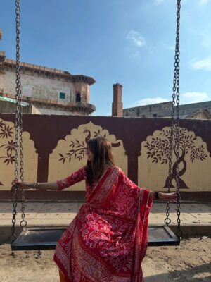 Tanya Singh Instagram - वहाँ जहाँ प्रेम अब भी सांस लेता है।❤️🦚🪈 #ʀᴀᴅʜᴇʀᴀᴅʜᴇ 🪈❤️