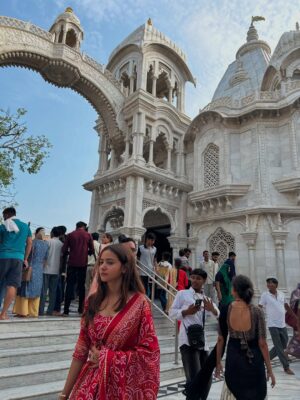 Tanya Singh Instagram - वहाँ जहाँ प्रेम अब भी सांस लेता है।❤️🦚🪈 #ʀᴀᴅʜᴇʀᴀᴅʜᴇ 🪈❤️