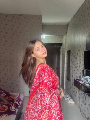 Tanya Singh Instagram - वहाँ जहाँ प्रेम अब भी सांस लेता है।❤️🦚🪈 #ʀᴀᴅʜᴇʀᴀᴅʜᴇ 🪈❤️