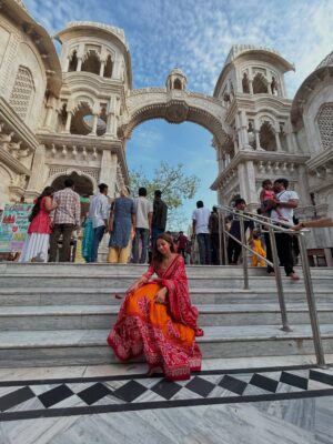 Tanya Singh Instagram - वहाँ जहाँ प्रेम अब भी सांस लेता है।❤️🦚🪈 #ʀᴀᴅʜᴇʀᴀᴅʜᴇ 🪈❤️
