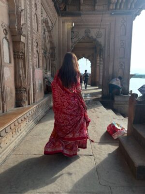 Tanya Singh Instagram - वहाँ जहाँ प्रेम अब भी सांस लेता है।❤️🦚🪈 #ʀᴀᴅʜᴇʀᴀᴅʜᴇ 🪈❤️