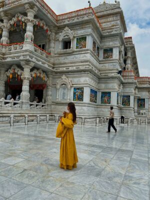 Tanya Singh Instagram - प्रेम भूमि 🕊️🪈🦚

Beautiful suits from @vredevogel 🌻🫠💛