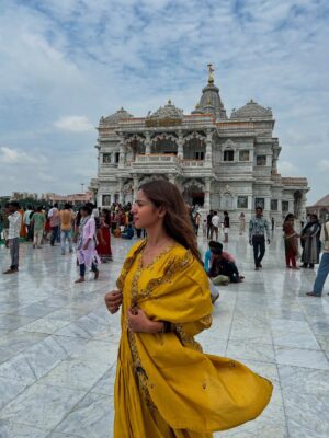 Tanya Singh Instagram - प्रेम भूमि 🕊️🪈🦚

Beautiful suits from @vredevogel 🌻🫠💛