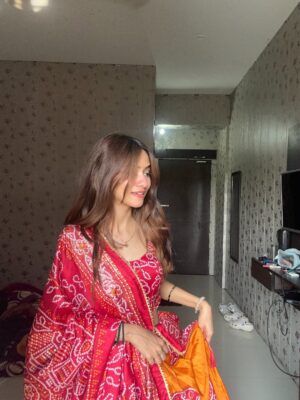 Tanya Singh Instagram - वहाँ जहाँ प्रेम अब भी सांस लेता है।❤️🦚🪈 #ʀᴀᴅʜᴇʀᴀᴅʜᴇ 🪈❤️