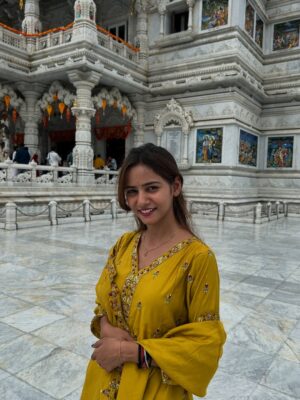 Tanya Singh Instagram - प्रेम भूमि 🕊️🪈🦚

Beautiful suits from @vredevogel 🌻🫠💛