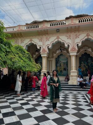 Tanya Singh Instagram - प्रेम भूमि 🕊️🪈🦚

Beautiful suits from @vredevogel 🌻🫠💛