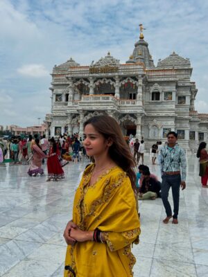 Tanya Singh Instagram - प्रेम भूमि 🕊️🪈🦚

Beautiful suits from @vredevogel 🌻🫠💛