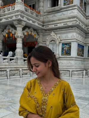 Tanya Singh Instagram - प्रेम भूमि 🕊️🪈🦚

Beautiful suits from @vredevogel 🌻🫠💛