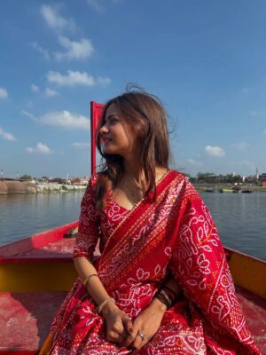 Tanya Singh Instagram - वहाँ जहाँ प्रेम अब भी सांस लेता है।❤️🦚🪈 #ʀᴀᴅʜᴇʀᴀᴅʜᴇ 🪈❤️