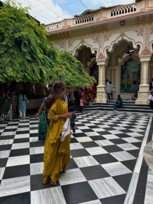 Tanya Singh Instagram - प्रेम भूमि 🕊️🪈🦚

Beautiful suits from @vredevogel 🌻🫠💛