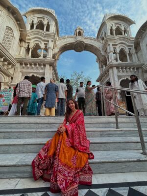 Tanya Singh Instagram - वहाँ जहाँ प्रेम अब भी सांस लेता है।❤️🦚🪈 #ʀᴀᴅʜᴇʀᴀᴅʜᴇ 🪈❤️