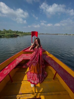 Tanya Singh Instagram - वहाँ जहाँ प्रेम अब भी सांस लेता है।❤️🦚🪈 #ʀᴀᴅʜᴇʀᴀᴅʜᴇ 🪈❤️