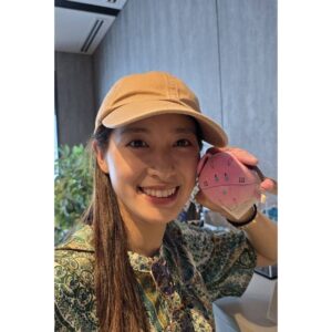 Tao Tsuchiya Instagram - .
台風の影響が心配です。
私が通っていた幼稚園では
年長さんになると八丈島太鼓を練習して、
卒業する時に全員で披露していました。
親御さんたちも一緒に覚えるので
「八丈島」という言葉には
とても大切な思い出が詰まっていて、
いつか行きたい場所のひとつでもあります。
どうか安全でありますように…!
.
私は、少し前に
ある世界との時間が一段落しました。
クランクアップでいただいたお花を飾って
掃除や洗濯をして、
やっと少し、一息ついた感じです。
.
とても印象深い、濃密だけど楽しい時間でしたが、
・・・大変だった・・・!!!
そして、あらためて
いろいろなことを感じたし
いろいろなことが分かったし
いろいろなことを考えなきゃいけないんだなと
実感した撮影となりました。
この時間は私の節目になったと思います。
情報公開できるまで、少しお待ちください。
.
今日載せる写真は
大阪・関西万博での写真💡
『マクベス』の大千穐楽が大阪だったので
その翌日に入場する計画を立てたのですが、
ここでも書いたように大阪公演の期間は
全く眠れなくなってしまったので、
体力が持つか少々心配で💦
でも
大千穐楽が終わった日にたくさん眠り、
素晴らしい時間を過ごすことが出来ました🙏
実は感動し過ぎて
そのあとしばらくしてから、もう一回行ったんです。
凄かったなぁ…!!!
.
私が行ったときは35℃を超えるような日で
小さな家族も一緒だったのですが、
予想していたよりも休むところや遊ぶところがあったし、
大屋根リングの下では風も感じることが出来たし、
何より、世界中からいろいろな国の人たちが
万博というひとつの取り組みに集まるって
やっぱり素晴らしいことだと思います。
.
オリンピックが世界の体育祭とするなら
万博は世界の文化祭だと、私は感じました。
いろいろな課題はあるかもしれないけれど、
これからも続いていってほしいです。
関西らしい親しみやすさを感じる案内の方々にも
心が和んだなぁ🙏✨️
.