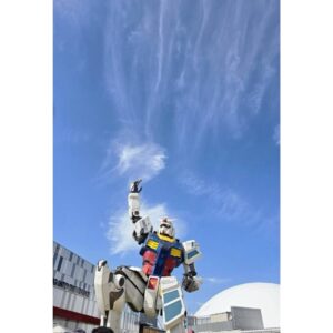 Tao Tsuchiya Instagram - .
台風の影響が心配です。
私が通っていた幼稚園では
年長さんになると八丈島太鼓を練習して、
卒業する時に全員で披露していました。
親御さんたちも一緒に覚えるので
「八丈島」という言葉には
とても大切な思い出が詰まっていて、
いつか行きたい場所のひとつでもあります。
どうか安全でありますように…!
.
私は、少し前に
ある世界との時間が一段落しました。
クランクアップでいただいたお花を飾って
掃除や洗濯をして、
やっと少し、一息ついた感じです。
.
とても印象深い、濃密だけど楽しい時間でしたが、
・・・大変だった・・・!!!
そして、あらためて
いろいろなことを感じたし
いろいろなことが分かったし
いろいろなことを考えなきゃいけないんだなと
実感した撮影となりました。
この時間は私の節目になったと思います。
情報公開できるまで、少しお待ちください。
.
今日載せる写真は
大阪・関西万博での写真💡
『マクベス』の大千穐楽が大阪だったので
その翌日に入場する計画を立てたのですが、
ここでも書いたように大阪公演の期間は
全く眠れなくなってしまったので、
体力が持つか少々心配で💦
でも
大千穐楽が終わった日にたくさん眠り、
素晴らしい時間を過ごすことが出来ました🙏
実は感動し過ぎて
そのあとしばらくしてから、もう一回行ったんです。
凄かったなぁ…!!!
.
私が行ったときは35℃を超えるような日で
小さな家族も一緒だったのですが、
予想していたよりも休むところや遊ぶところがあったし、
大屋根リングの下では風も感じることが出来たし、
何より、世界中からいろいろな国の人たちが
万博というひとつの取り組みに集まるって
やっぱり素晴らしいことだと思います。
.
オリンピックが世界の体育祭とするなら
万博は世界の文化祭だと、私は感じました。
いろいろな課題はあるかもしれないけれど、
これからも続いていってほしいです。
関西らしい親しみやすさを感じる案内の方々にも
心が和んだなぁ🙏✨️
.