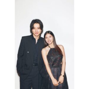 Tao Tsuchiya Instagram - .
こんばんは！
明日からは10月最初の週末、
どんなふうに過ごされますか？
東京の天気はあまり良くないようですが
今年の夏は暑すぎたので
ちょっとホッとする週末になるかも💡
でも
気温差が大きいと風邪もひきやすくなるので
どうか気をつけてください🙏
.
もしかして、この週末に
#Netflix シリーズ
『 #今際の国のアリス 』シーズン３を観てくださるかたも
いらっしゃるでしょうか…🤔
その流れで、もしよかったら
「今際の国のアリス」グッズの第2弾が
既に発売されているので、
どんなグッズがあるか見ていただけたら嬉しいです🙏✨️
.
第1弾は
アリスを演じた #山﨑賢人 くんと
「今つくりたいもの」をそれぞれに企画をして作りましたが、
第2弾は、アリスはアリスらしい視点で
ウサギはウサギらしい視点で
Tシャツと防災セットに取り組みました！
.
私がデザインしたTシャツは、
ウサギの耳を満月に重ねるイメージ🌕🐰✨️
賢人くんがTシャツに描いたウサギと同様
このTシャツのウサギたちの耳も私が描いたのですが、
イメージとしては
一番大きな耳が“おとうさんウサギ”、
次に大きい耳が“おかあさんウサギ”、
一番小さい耳が“あかちゃんウサギ”☺️
なので、あかちゃんウサギの耳の形は
おとうさんウサギとおかあさんウサギの耳の特徴が
ひとつずつ入っています💡
そしてアリスが知能型なので
おとうさんウサギには♦️のマーク。
ウサギは肉体型なので
おかあさんウサギには♠️のマーク。
あかちゃんウサギはバランス型の♣️と心理型の❤。
赤ちゃんウサギの耳には
たまたま残ったマークを描いたのだけれど、
もしかしたら、あかちゃんウサギが最強かもしれない🤔
.
そして防災セットは…
シーズン３を撮影した時点でも
そのあと配信開始までの期間にも
日本で大切な地域が自然の影響を受けたり
世界でかなしい出来事が起きたりしていて、
私たちはカットがかかれば自分の日常に戻ることが出来るけれど
大切な日常から離れなければならない方々が
本当にたくさんいらっしゃって…
そのことへの思いを常に感じてきたので、
何か形に出来ないかと思ったことがきっかけでした。
.
ウサギの視点ではウサギらしい防災セットに、
アリスの視点ではアリスらしい防災セットに
なっていると思います。
.
発売期間は、10月の満月となる10月7日火曜日まで🌕
実際に私がいろいろな現場で
必要だなと感じたものも選んでいるので、
月の中のウサギと一緒に
よかったらサイトを覗いてみてください🐰✨️
.　
https://alice-in-borderland-shop.jp/pages/produced-by-tao-tsuchiya
.